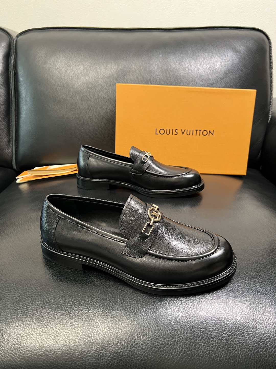 Lv 高品质 顶级工艺品 路易威登 皮鞋专柜同步原厂配置，鞋面意大利进口，进口水染牛皮内里，鞋底：原厂特