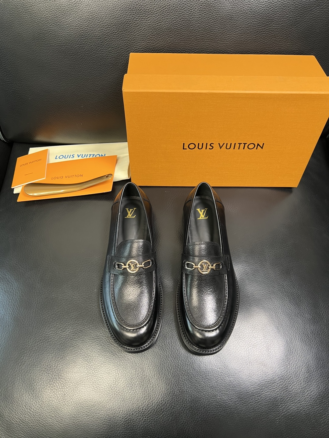 Lv 高品质 顶级工艺品 路易威登 皮鞋专柜同步原厂配置，鞋面意大利进口，进口水染牛皮内里，鞋底：原厂特