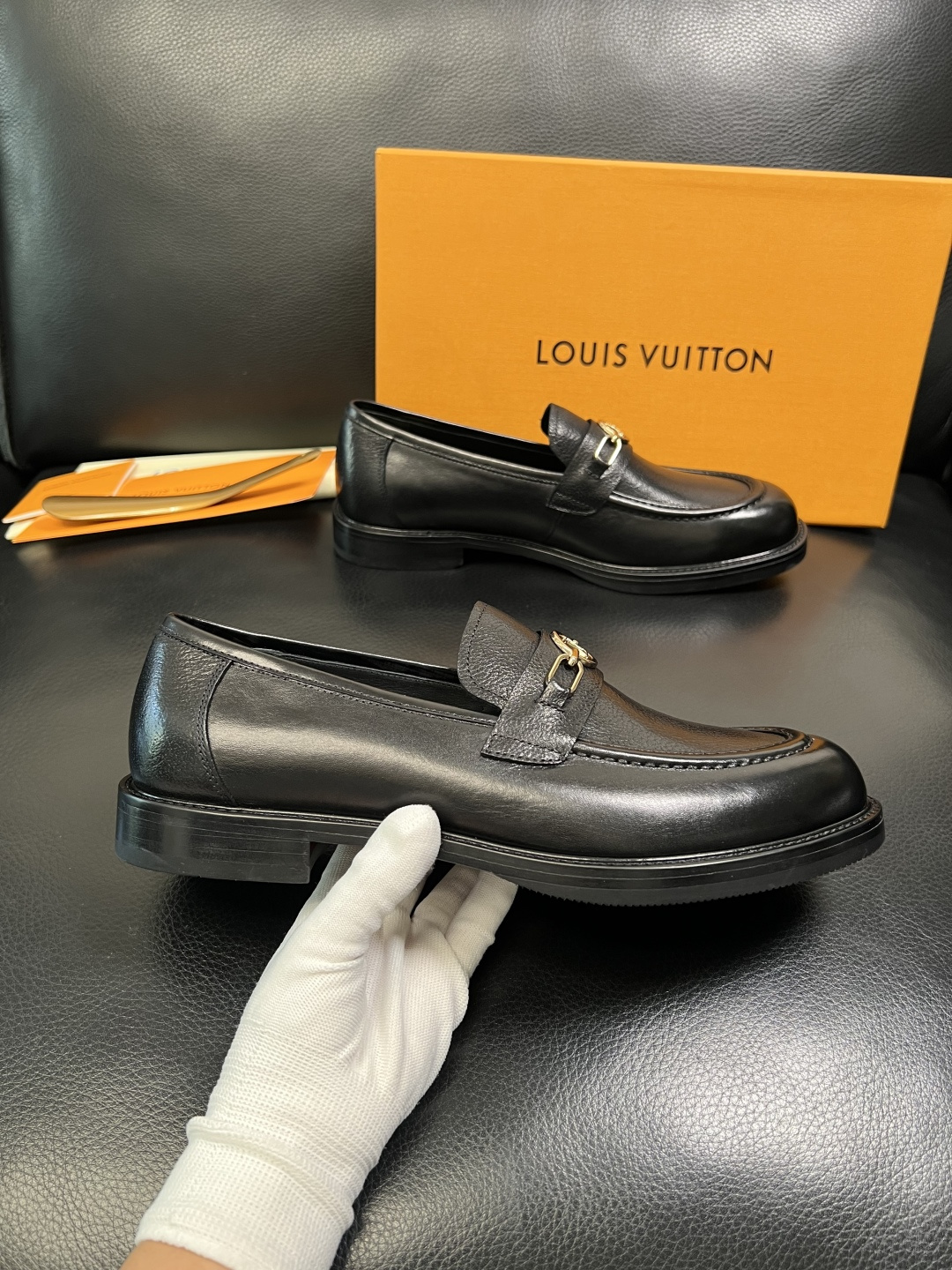 Lv 高品质 顶级工艺品 路易威登 皮鞋专柜同步原厂配置，鞋面意大利进口，进口水染牛皮内里，鞋底：原厂特