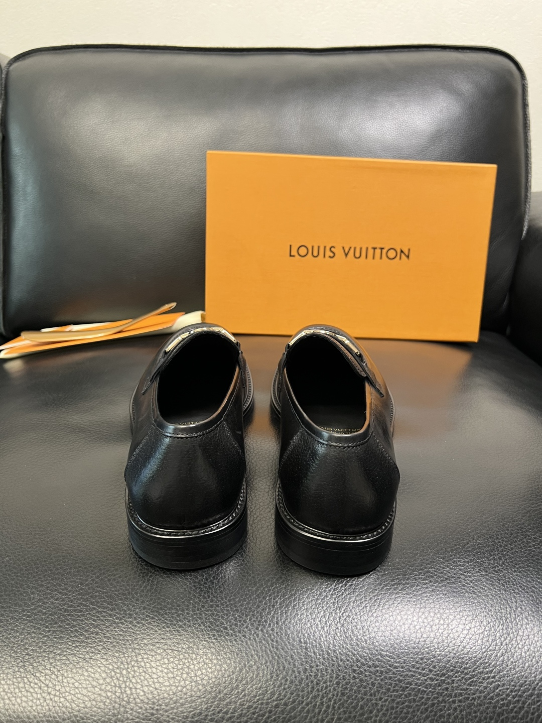 Lv 高品质 顶级工艺品 路易威登 皮鞋专柜同步原厂配置，鞋面意大利进口，进口水染牛皮内里，鞋底：原厂特