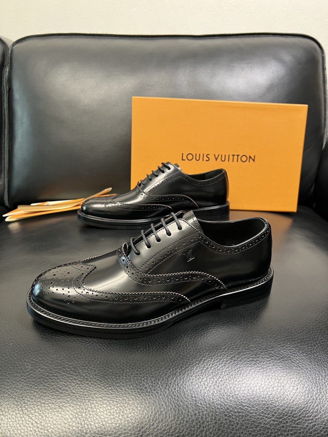 Lv 高品质 顶级工艺品 路易威登 皮鞋专柜同步原厂配置，鞋面意大利进口，进口水染牛皮内里，鞋底：原厂特