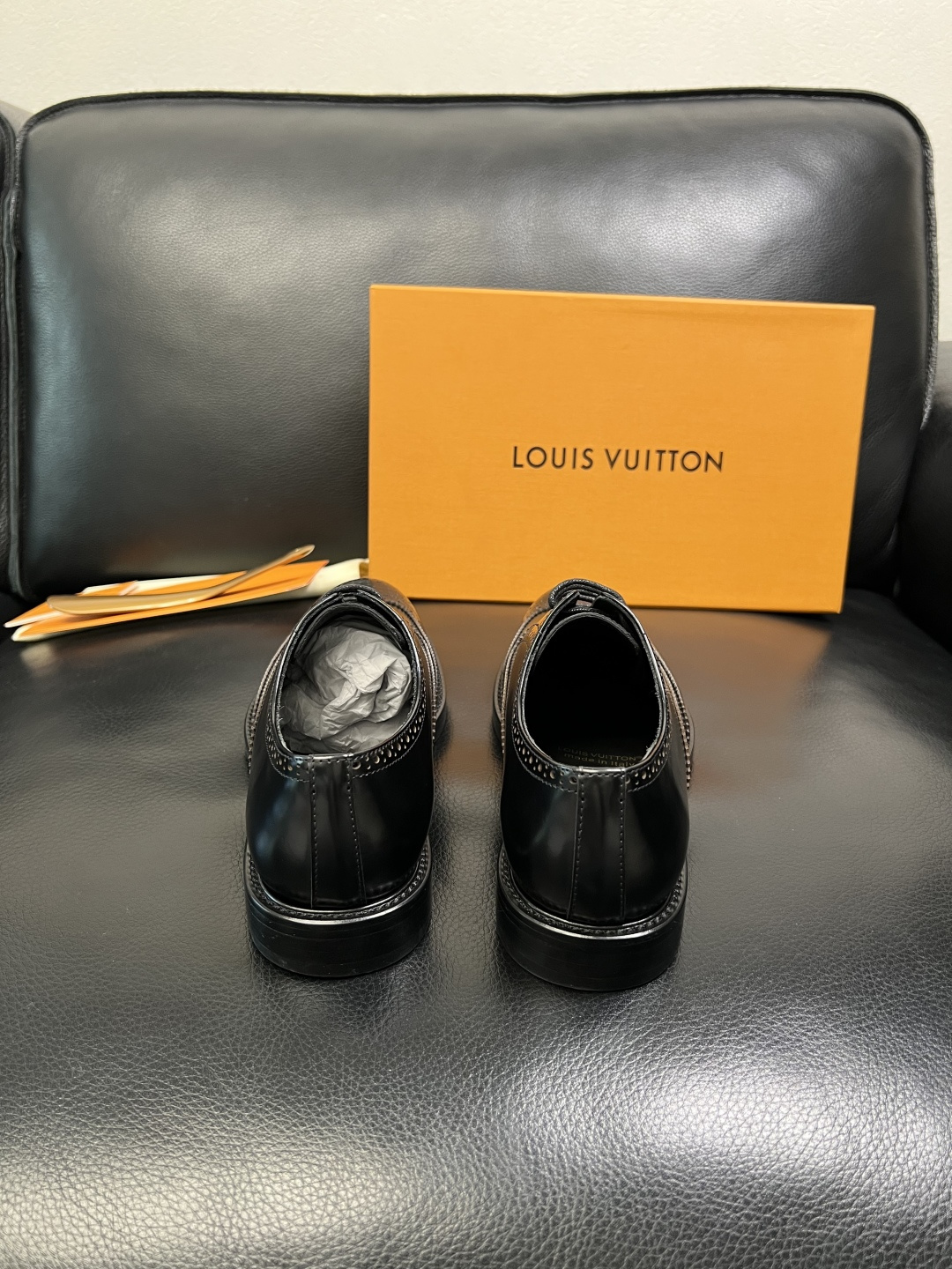 Lv 高品质 顶级工艺品 路易威登 皮鞋专柜同步原厂配置，鞋面意大利进口，进口水染牛皮内里，鞋底：原厂特