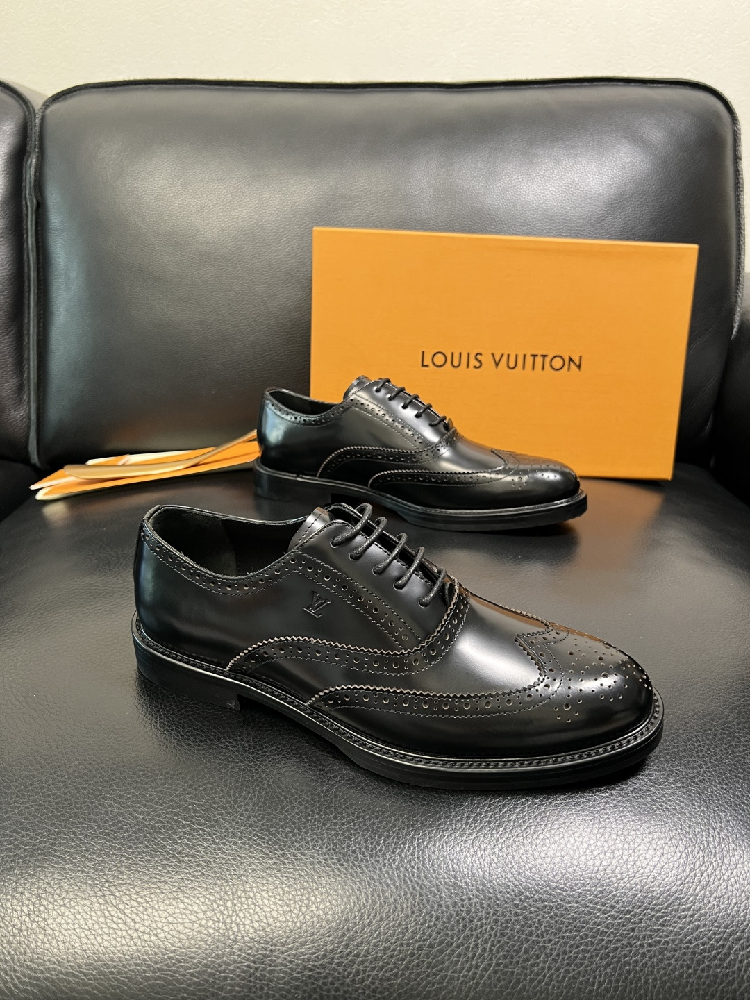 Lv 高品质 顶级工艺品 路易威登 皮鞋专柜同步原厂配置，鞋面意大利进口，进口水染牛皮内里，鞋底：原厂特