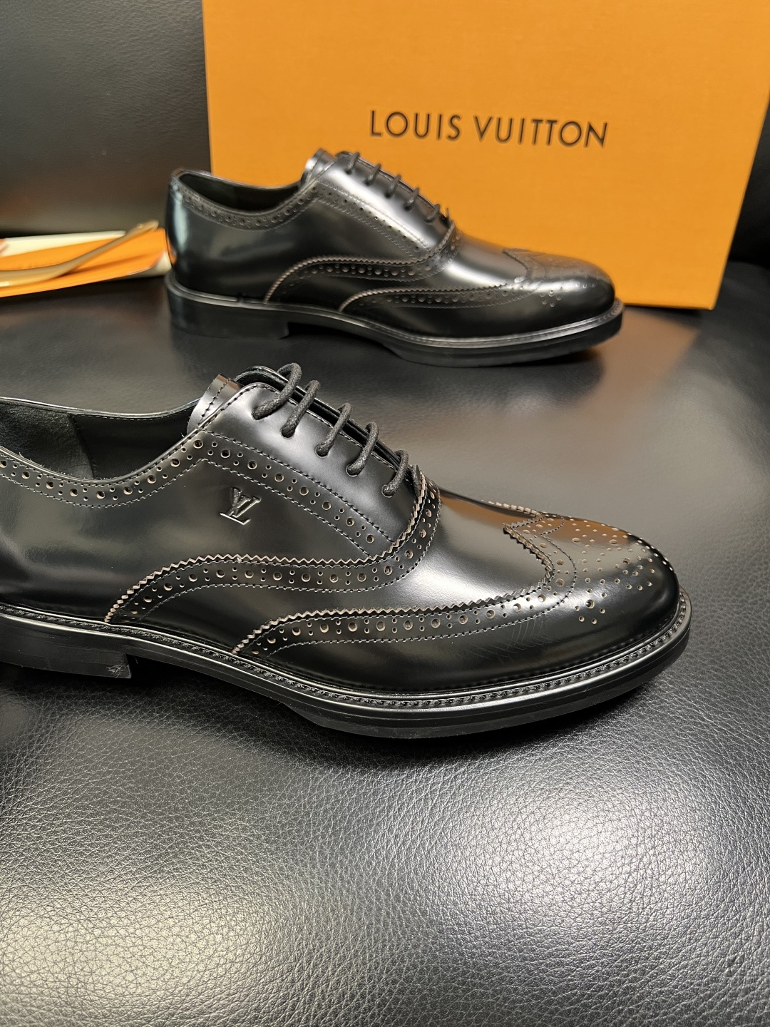 Lv 高品质 顶级工艺品 路易威登 皮鞋专柜同步原厂配置，鞋面意大利进口，进口水染牛皮内里，鞋底：原厂特