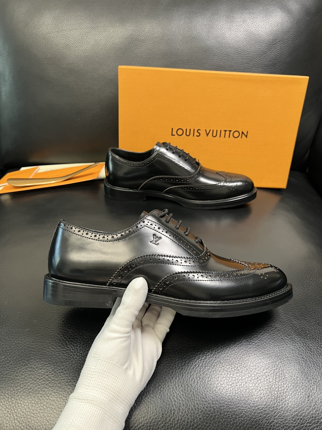 Lv 高品质 顶级工艺品 路易威登 皮鞋专柜同步原厂配置，鞋面意大利进口，进口水染牛皮内里，鞋底：原厂特