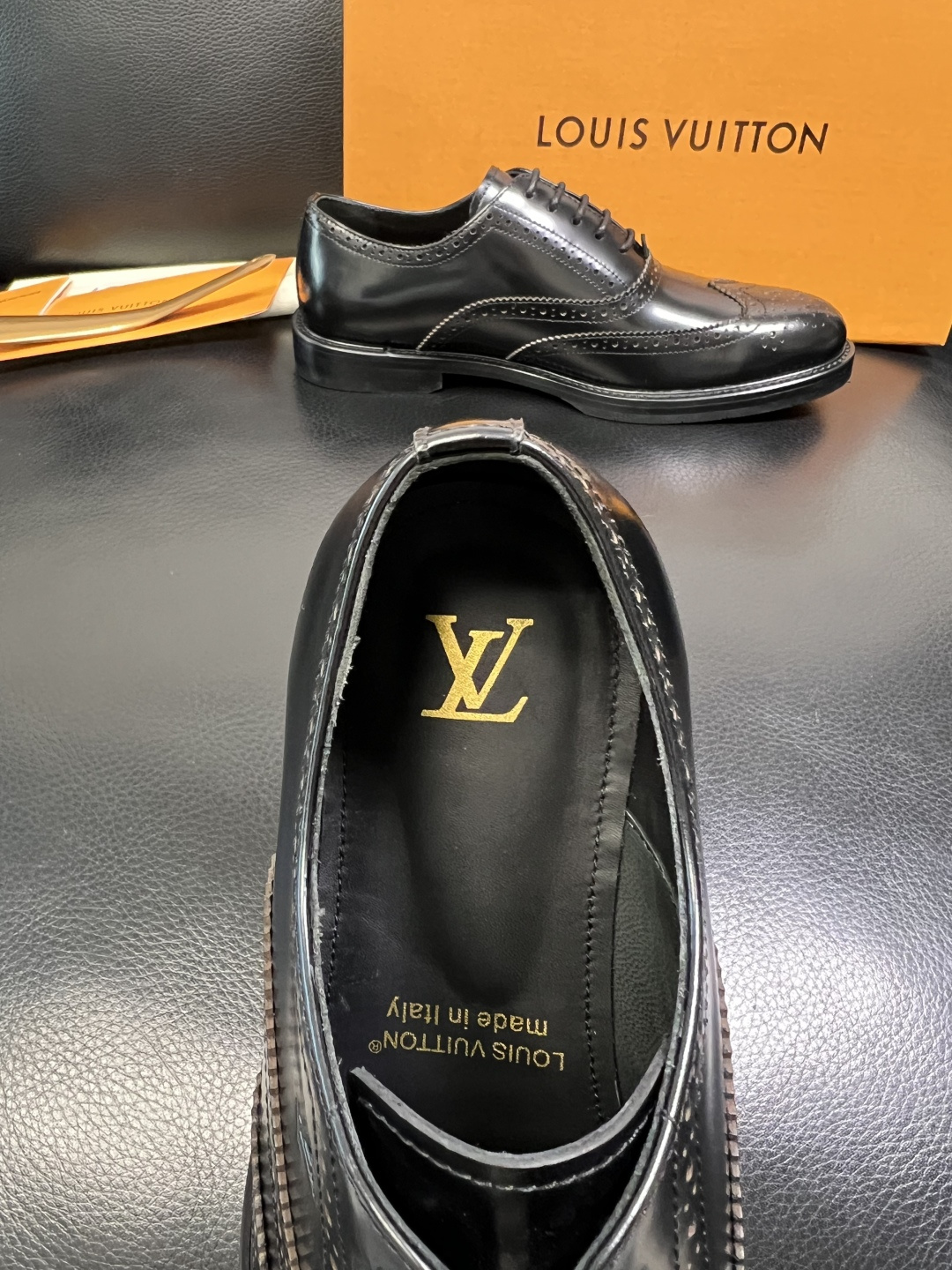 Lv 高品质 顶级工艺品 路易威登 皮鞋专柜同步原厂配置，鞋面意大利进口，进口水染牛皮内里，鞋底：原厂特