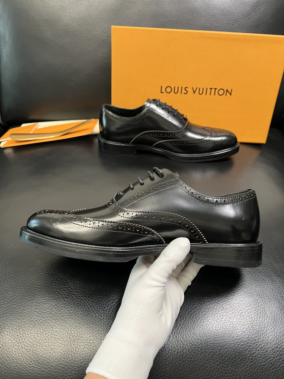 Lv 高品质 顶级工艺品 路易威登 皮鞋专柜同步原厂配置，鞋面意大利进口，进口水染牛皮内里，鞋底：原厂特