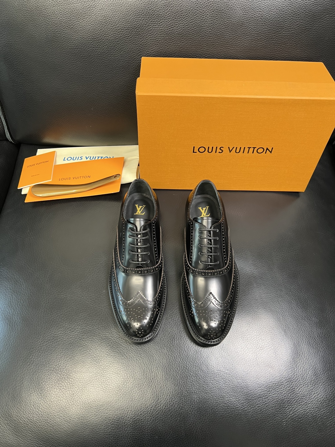 Lv 高品质 顶级工艺品 路易威登 皮鞋专柜同步原厂配置，鞋面意大利进口，进口水染牛皮内里，鞋底：原厂特