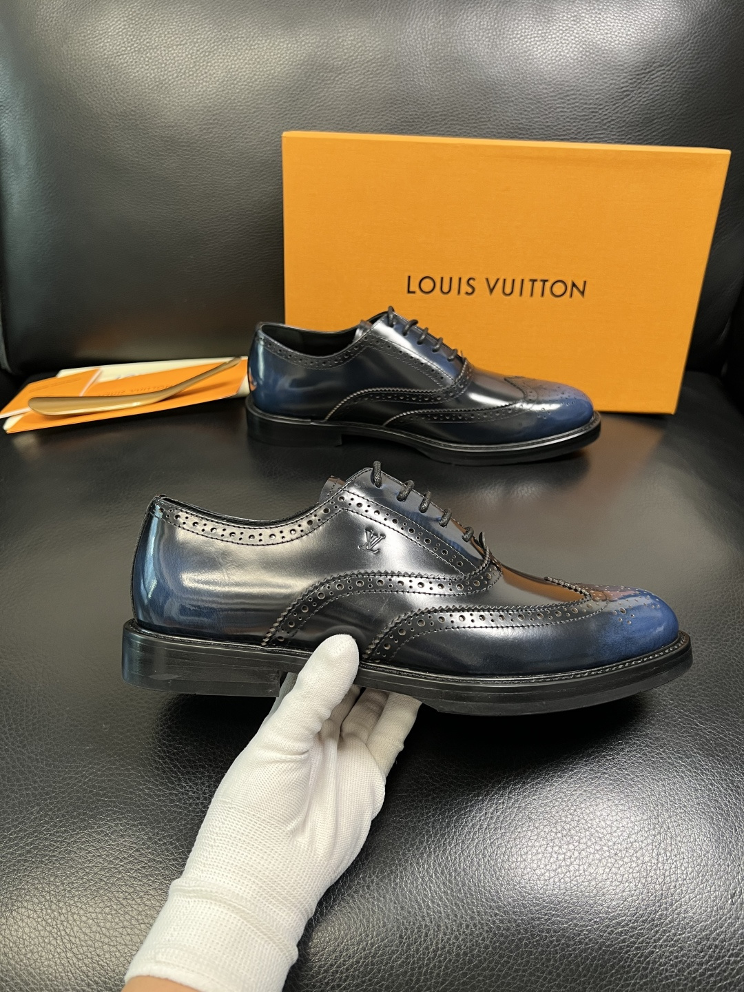 Lv 高品质 顶级工艺品 路易威登 皮鞋专柜同步原厂配置，鞋面意大利进口，进口水染牛皮内里，鞋底：原厂特