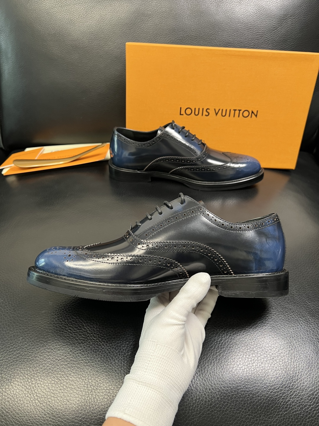 Lv 高品质 顶级工艺品 路易威登 皮鞋专柜同步原厂配置，鞋面意大利进口，进口水染牛皮内里，鞋底：原厂特