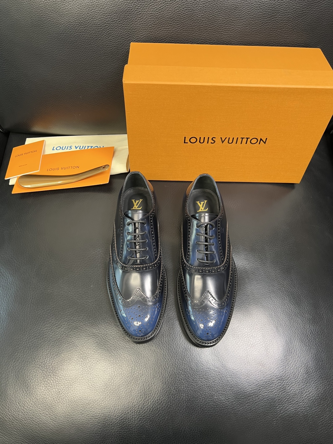 Lv 高品质 顶级工艺品 路易威登 皮鞋专柜同步原厂配置，鞋面意大利进口，进口水染牛皮内里，鞋底：原厂特