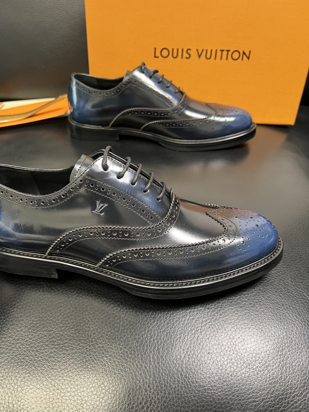 Lv 高品质 顶级工艺品 路易威登 皮鞋专柜同步原厂配置，鞋面意大利进口，进口水染牛皮内里，鞋底：原厂特