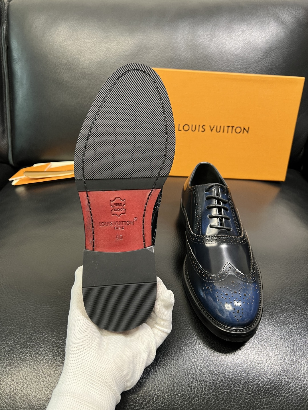 Lv 高品质 顶级工艺品 路易威登 皮鞋专柜同步原厂配置，鞋面意大利进口，进口水染牛皮内里，鞋底：原厂特