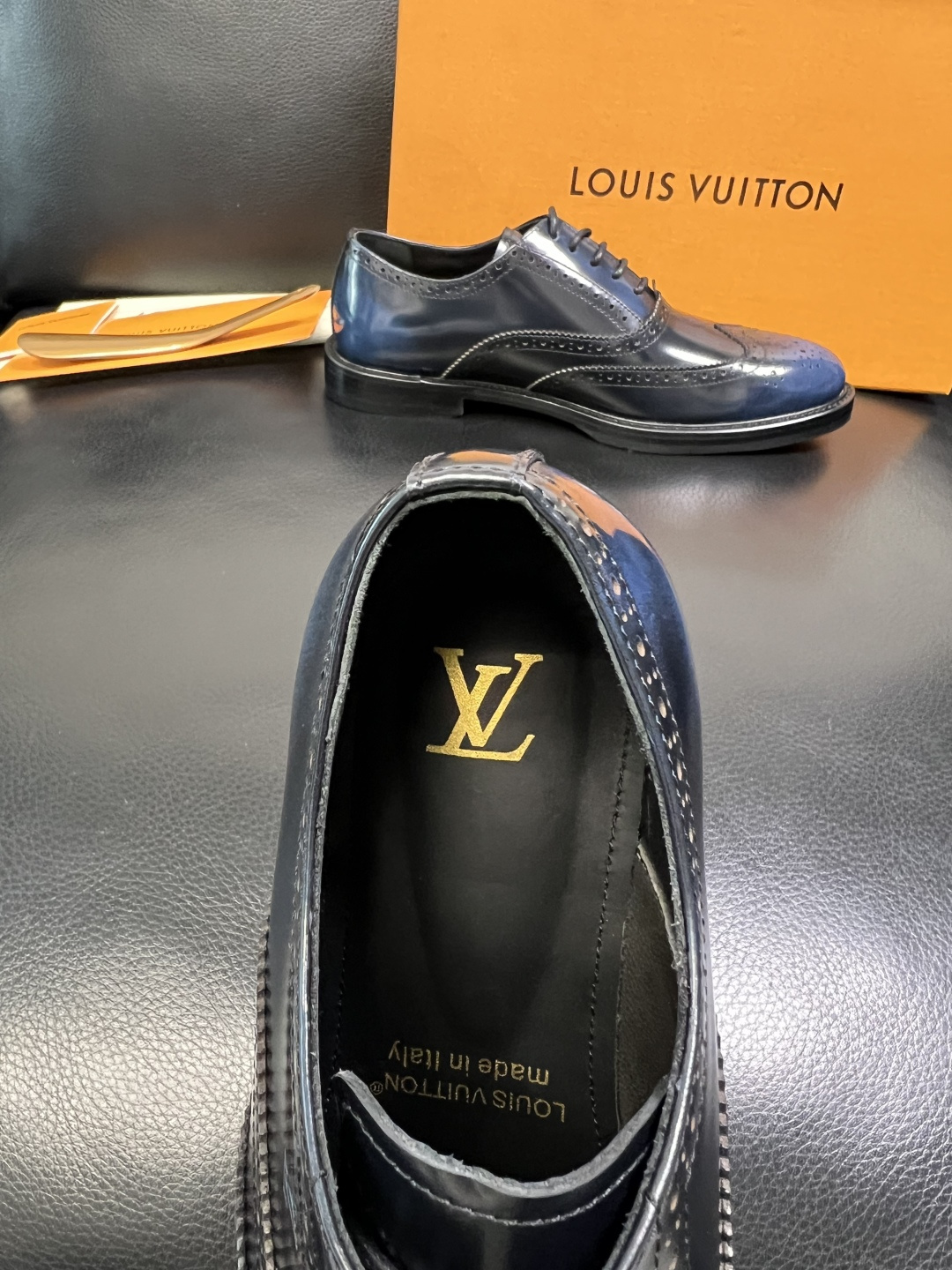 Lv 高品质 顶级工艺品 路易威登 皮鞋专柜同步原厂配置，鞋面意大利进口，进口水染牛皮内里，鞋底：原厂特