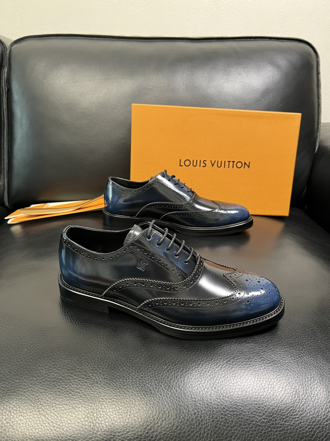 Lv 高品质 顶级工艺品 路易威登 皮鞋专柜同步原厂配置，鞋面意大利进口，进口水染牛皮内里，鞋底：原厂特