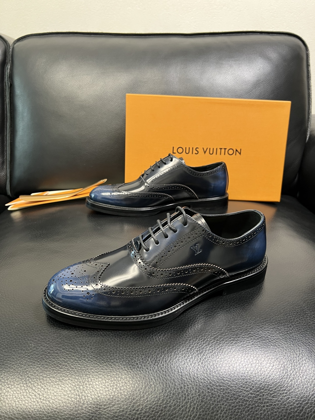 Lv 高品质 顶级工艺品 路易威登 皮鞋专柜同步原厂配置，鞋面意大利进口，进口水染牛皮内里，鞋底：原厂特