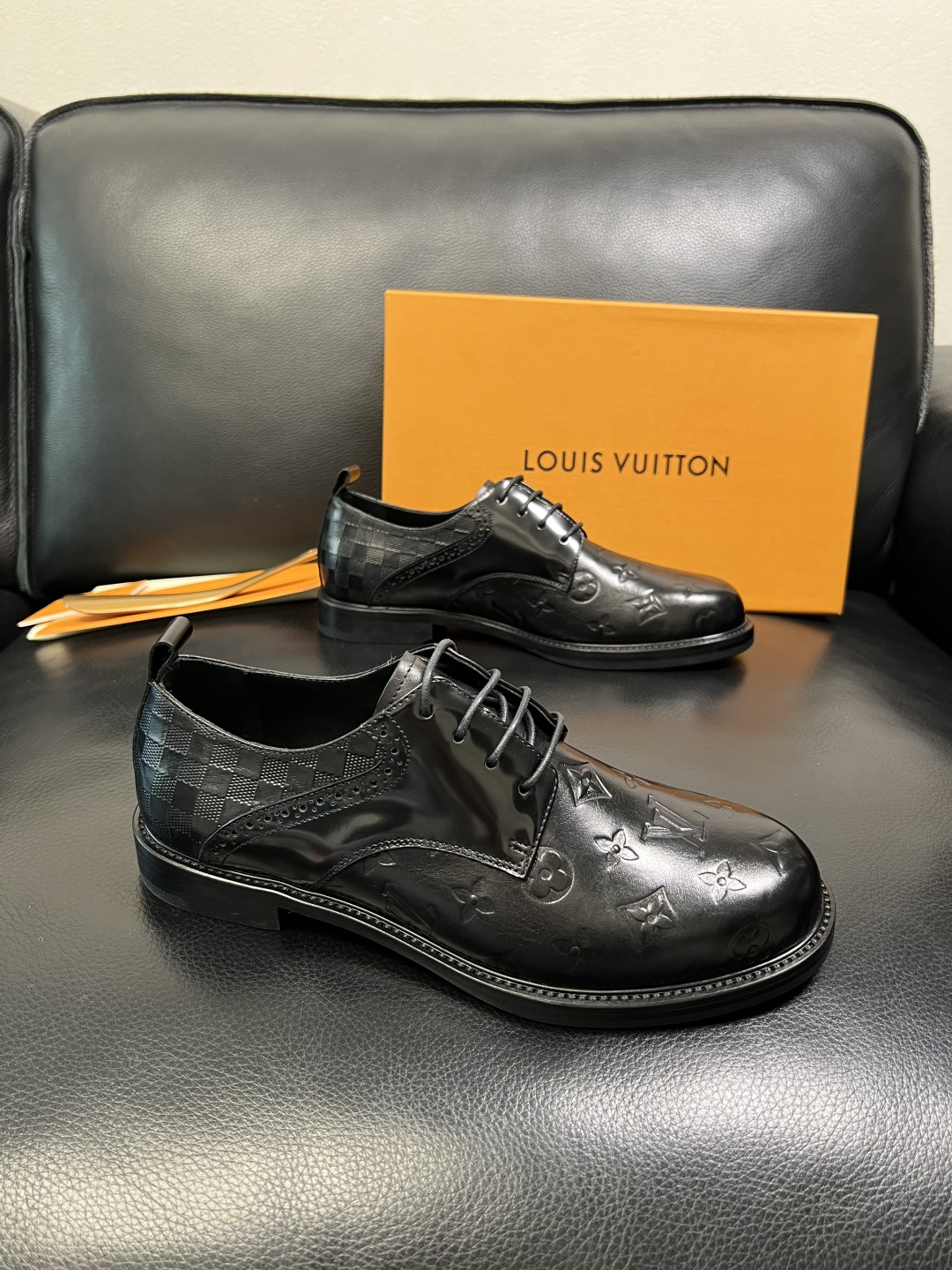 Lv 高品质 顶级工艺品 路易威登 皮鞋专柜同步原厂配置，鞋面意大利进口，进口水染牛皮内里，鞋底：原厂特