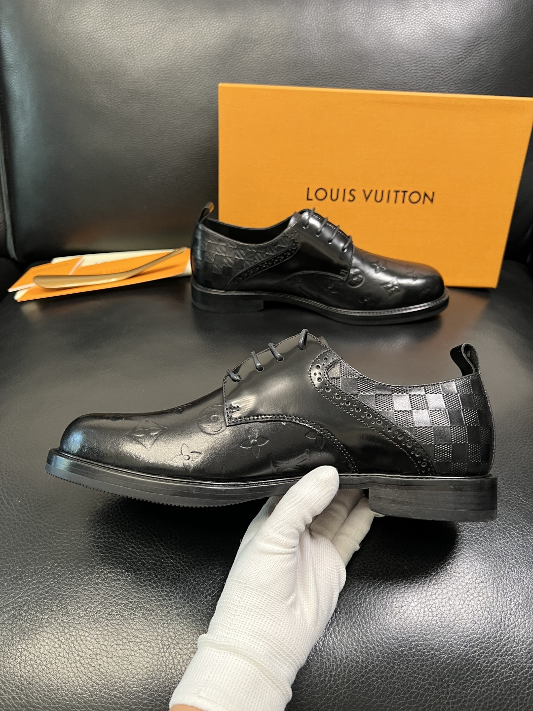 Lv 高品质 顶级工艺品 路易威登 皮鞋专柜同步原厂配置，鞋面意大利进口，进口水染牛皮内里，鞋底：原厂特