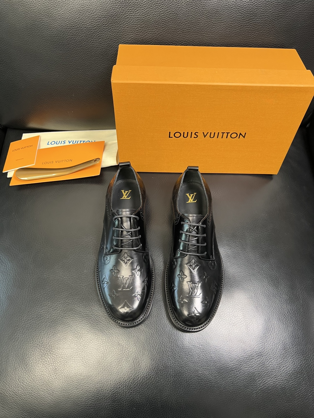 Lv 高品质 顶级工艺品 路易威登 皮鞋专柜同步原厂配置，鞋面意大利进口，进口水染牛皮内里，鞋底：原厂特