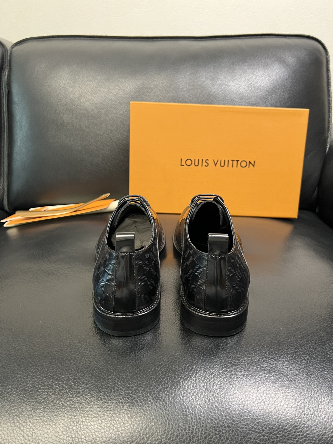 Lv 高品质 顶级工艺品 路易威登 皮鞋专柜同步原厂配置，鞋面意大利进口，进口水染牛皮内里，鞋底：原厂特