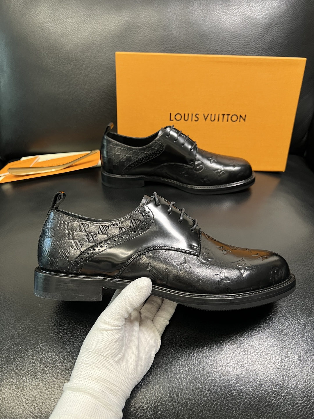 Lv 高品质 顶级工艺品 路易威登 皮鞋专柜同步原厂配置，鞋面意大利进口，进口水染牛皮内里，鞋底：原厂特