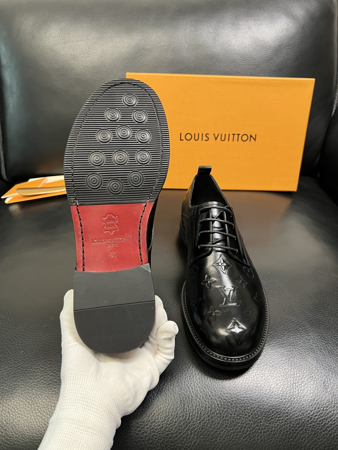 Lv 高品质 顶级工艺品 路易威登 皮鞋专柜同步原厂配置，鞋面意大利进口，进口水染牛皮内里，鞋底：原厂特