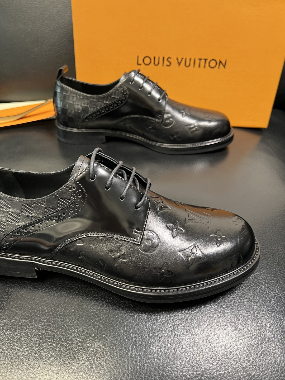 Lv 高品质 顶级工艺品 路易威登 皮鞋专柜同步原厂配置，鞋面意大利进口，进口水染牛皮内里，鞋底：原厂特