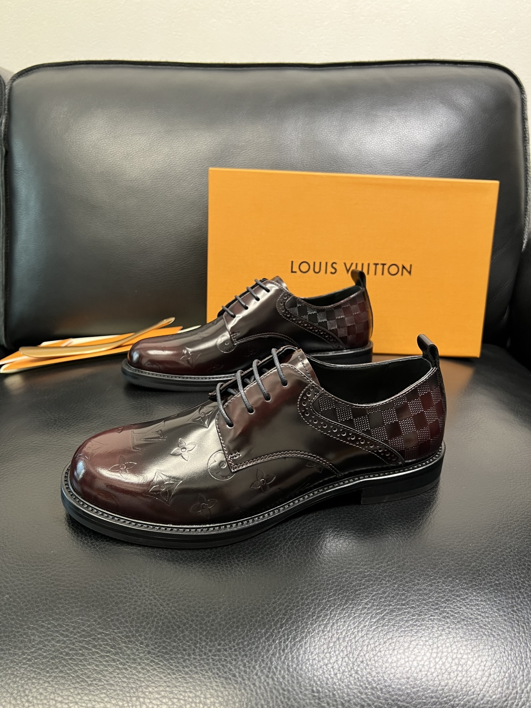 Lv 高品质 顶级工艺品 路易威登 皮鞋专柜同步原厂配置，鞋面意大利进口，进口水染牛皮内里，鞋底：原厂特