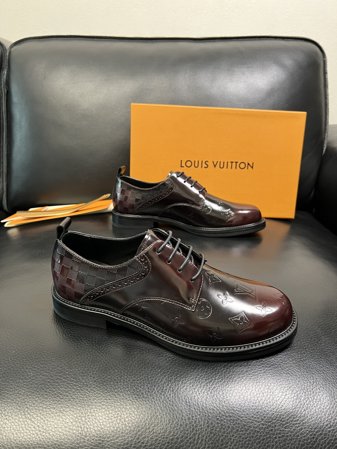 Lv 高品质 顶级工艺品 路易威登 皮鞋专柜同步原厂配置，鞋面意大利进口，进口水染牛皮内里，鞋底：原厂特