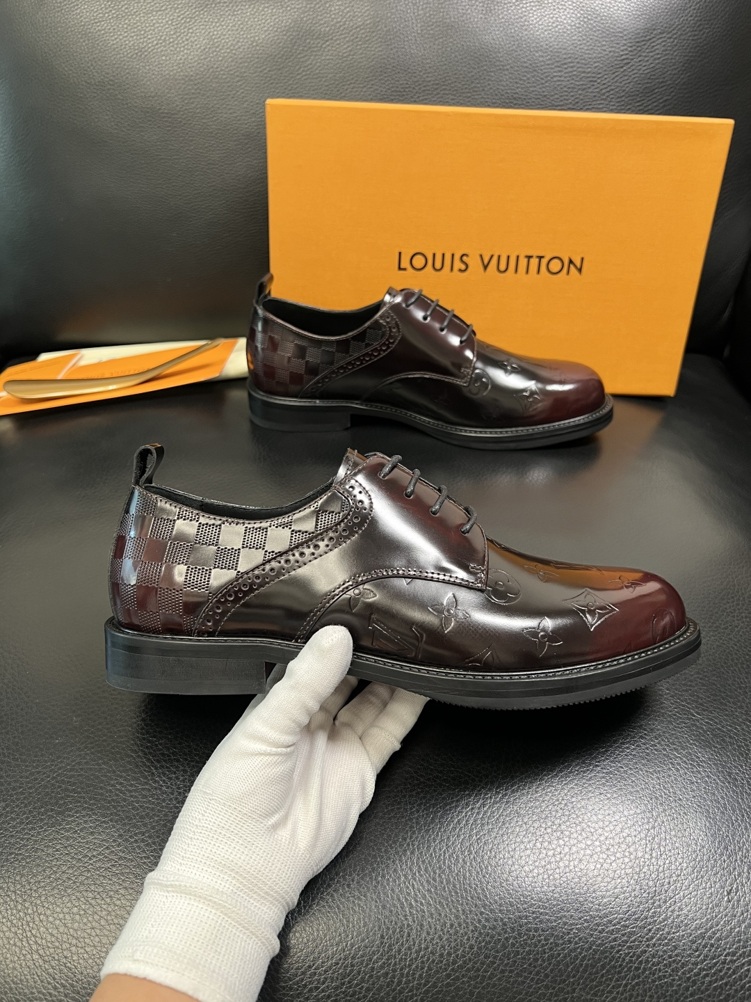 Lv 高品质 顶级工艺品 路易威登 皮鞋专柜同步原厂配置，鞋面意大利进口，进口水染牛皮内里，鞋底：原厂特