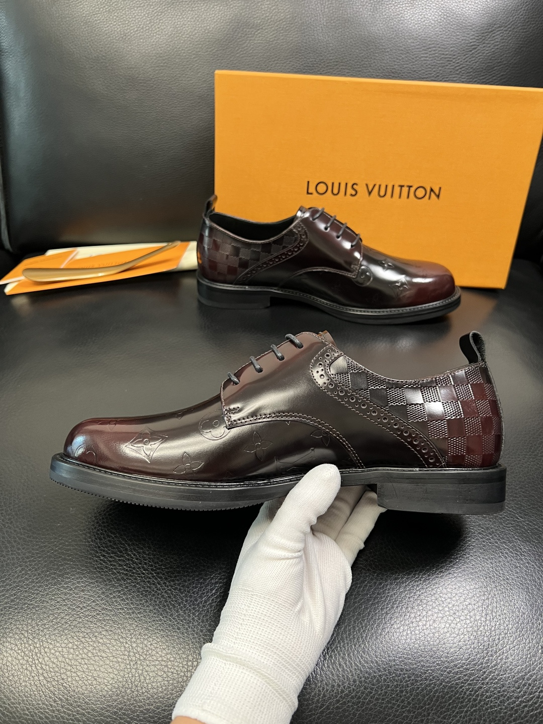 Lv 高品质 顶级工艺品 路易威登 皮鞋专柜同步原厂配置，鞋面意大利进口，进口水染牛皮内里，鞋底：原厂特