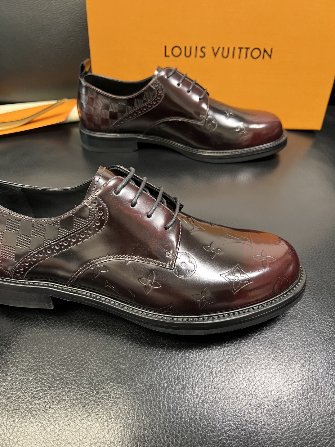 Lv 高品质 顶级工艺品 路易威登 皮鞋专柜同步原厂配置，鞋面意大利进口，进口水染牛皮内里，鞋底：原厂特