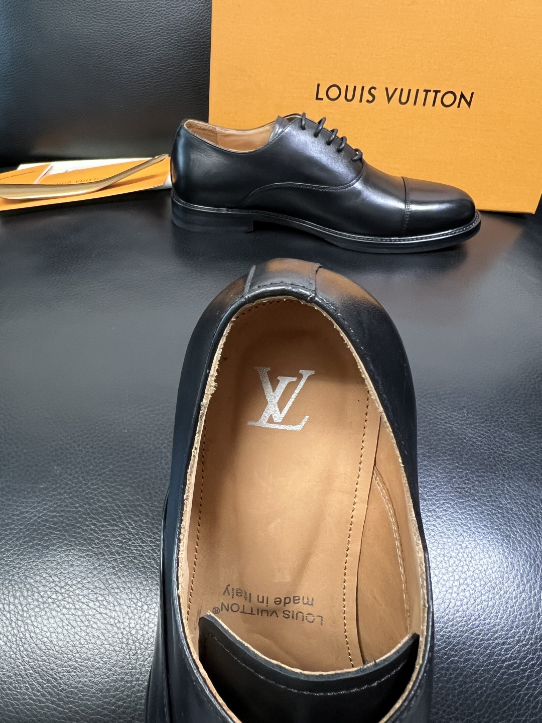 Lv 高品质 顶级工艺品 路易威登 皮鞋专柜同步原厂配置，鞋面意大利进口，进口水染牛皮内里，鞋底：原厂特