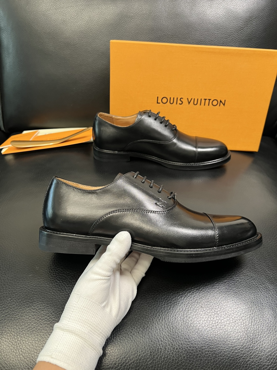 Lv 高品质 顶级工艺品 路易威登 皮鞋专柜同步原厂配置，鞋面意大利进口，进口水染牛皮内里，鞋底：原厂特