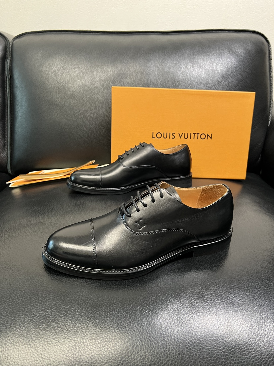 Lv 高品质 顶级工艺品 路易威登 皮鞋专柜同步原厂配置，鞋面意大利进口，进口水染牛皮内里，鞋底：原厂特
