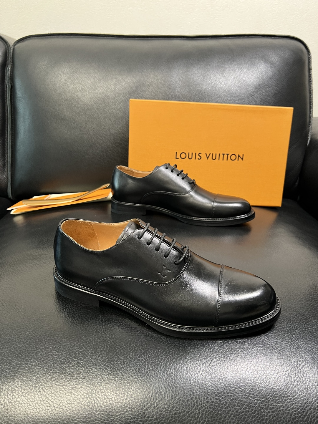 Lv 高品质 顶级工艺品 路易威登 皮鞋专柜同步原厂配置，鞋面意大利进口，进口水染牛皮内里，鞋底：原厂特