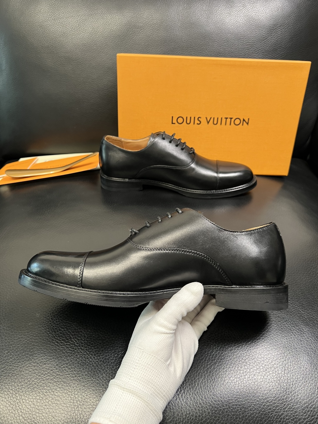 Lv 高品质 顶级工艺品 路易威登 皮鞋专柜同步原厂配置，鞋面意大利进口，进口水染牛皮内里，鞋底：原厂特