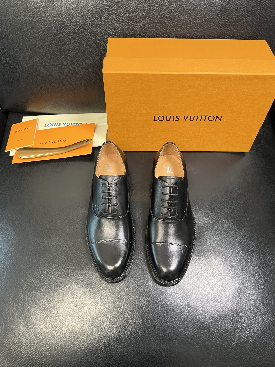 Lv 高品质 顶级工艺品 路易威登 皮鞋专柜同步原厂配置，鞋面意大利进口，进口水染牛皮内里，鞋底：原厂特