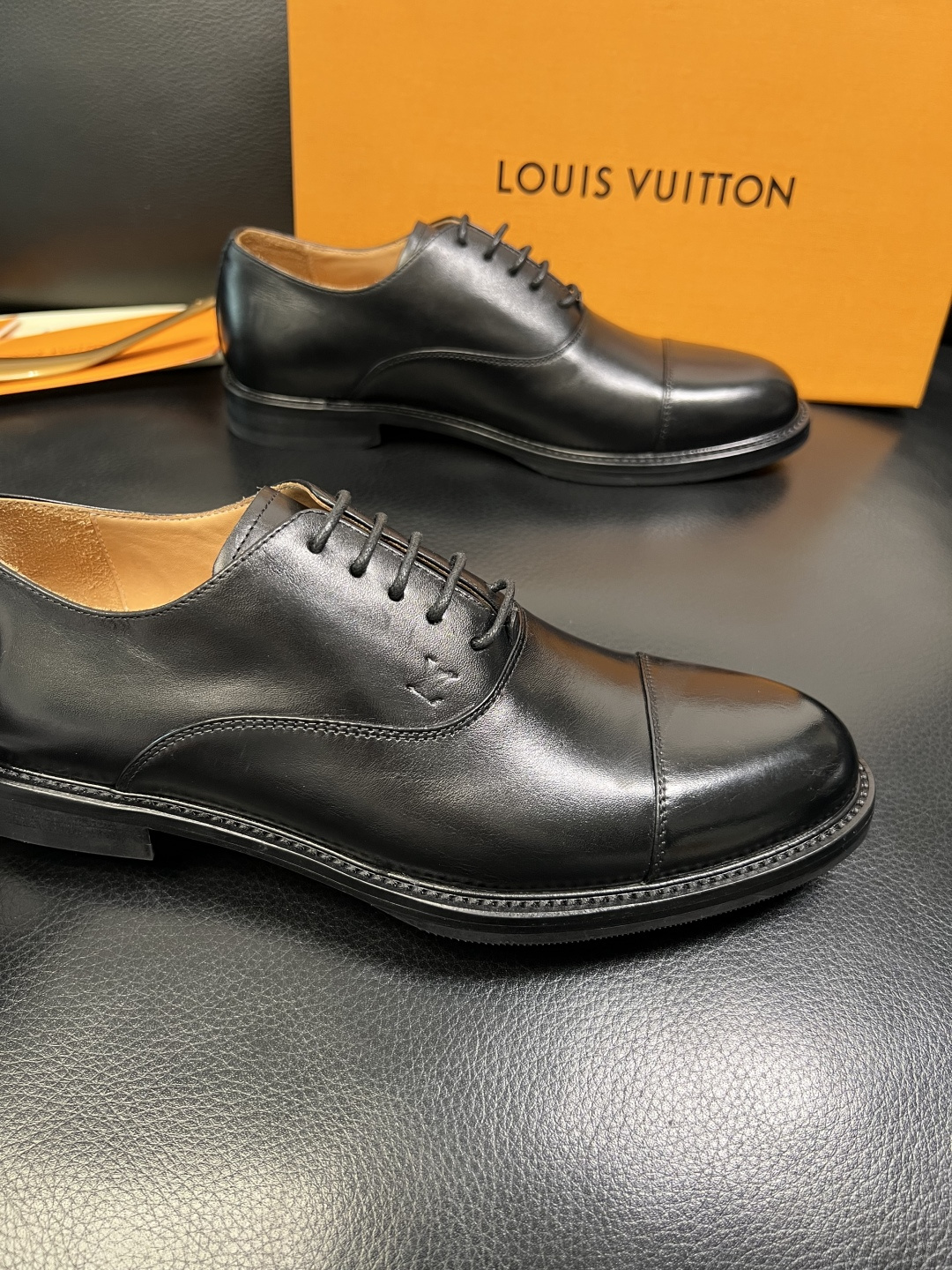 Lv 高品质 顶级工艺品 路易威登 皮鞋专柜同步原厂配置，鞋面意大利进口，进口水染牛皮内里，鞋底：原厂特