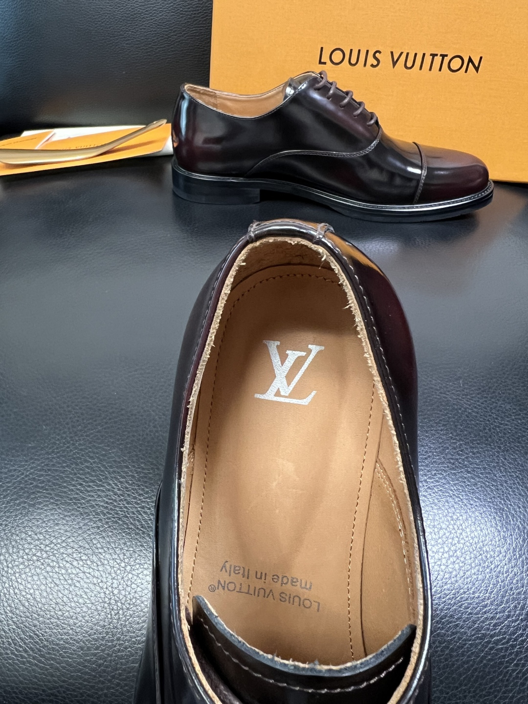Lv 高品质 顶级工艺品 路易威登 皮鞋专柜同步原厂配置，鞋面意大利进口，进口水染牛皮内里，鞋底：原厂特