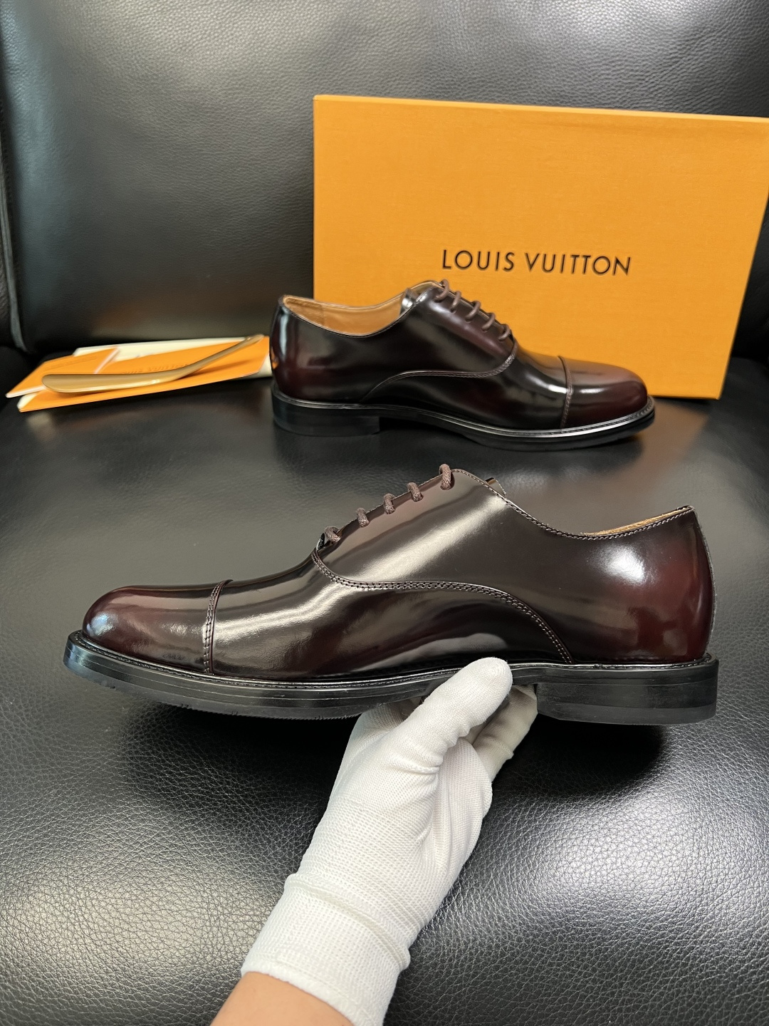 Lv 高品质 顶级工艺品 路易威登 皮鞋专柜同步原厂配置，鞋面意大利进口，进口水染牛皮内里，鞋底：原厂特