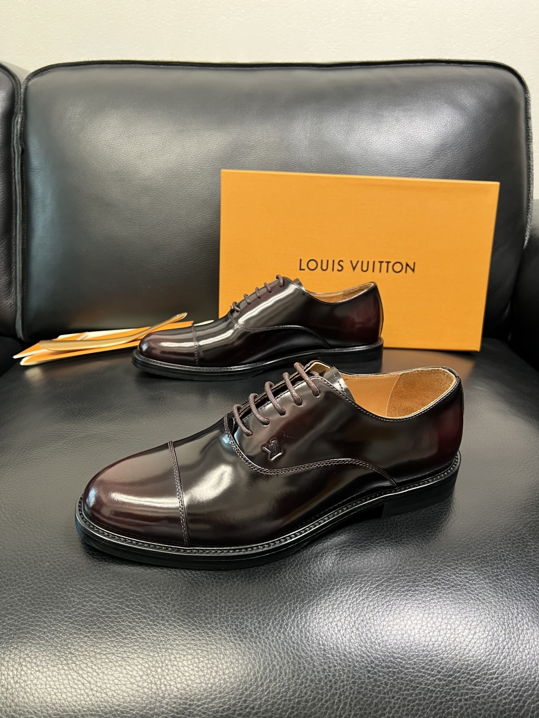 Lv 高品质 顶级工艺品 路易威登 皮鞋专柜同步原厂配置，鞋面意大利进口，进口水染牛皮内里，鞋底：原厂特