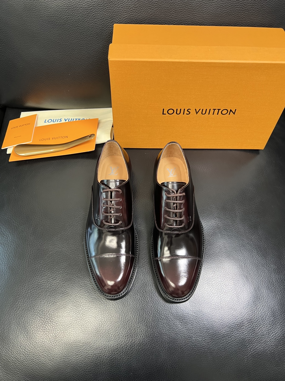 Lv 高品质 顶级工艺品 路易威登 皮鞋专柜同步原厂配置，鞋面意大利进口，进口水染牛皮内里，鞋底：原厂特