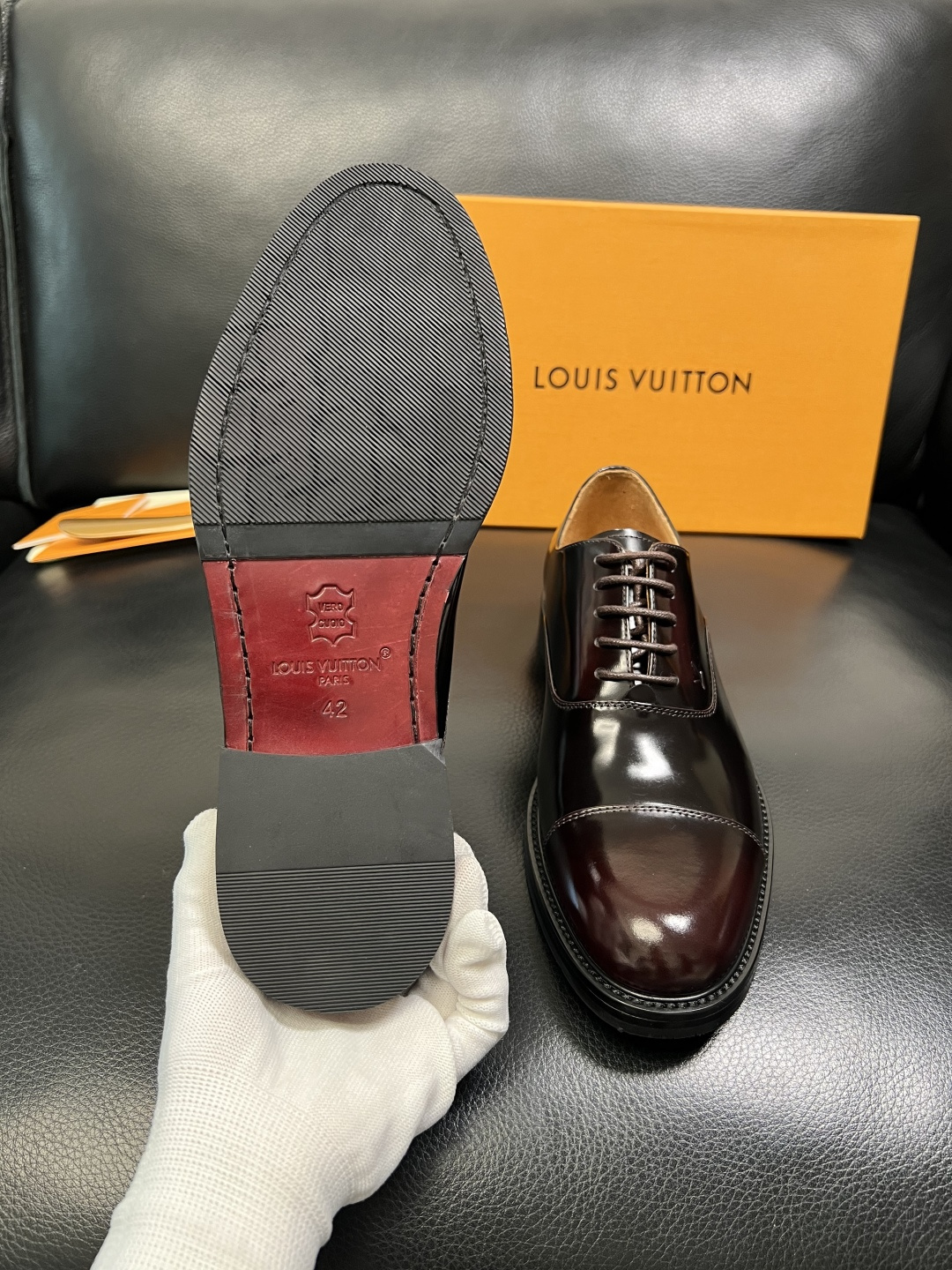 Lv 高品质 顶级工艺品 路易威登 皮鞋专柜同步原厂配置，鞋面意大利进口，进口水染牛皮内里，鞋底：原厂特