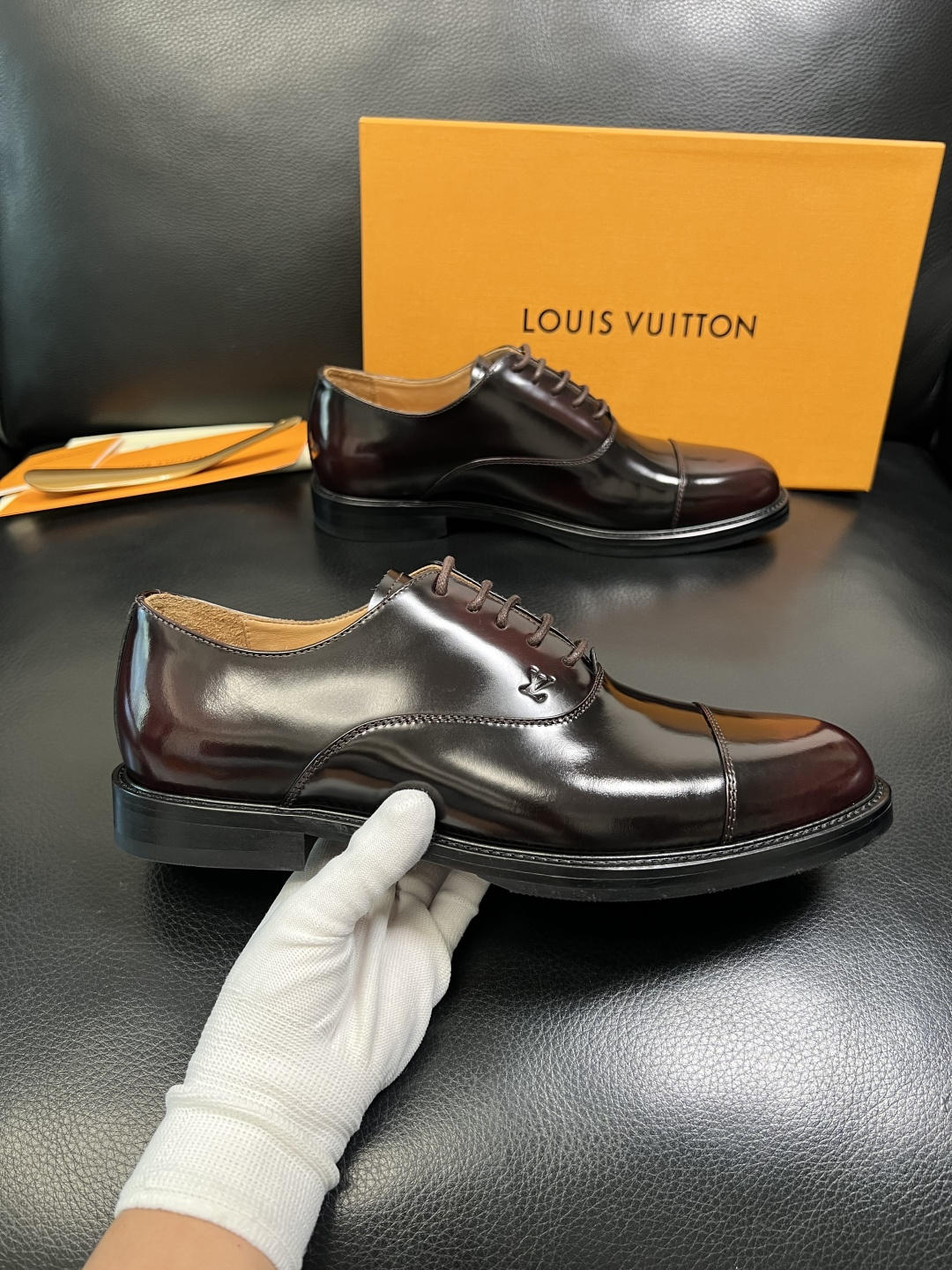 Lv 高品质 顶级工艺品 路易威登 皮鞋专柜同步原厂配置，鞋面意大利进口，进口水染牛皮内里，鞋底：原厂特