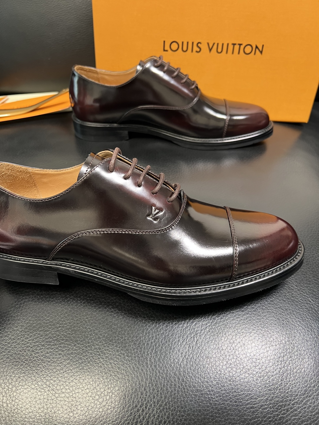 Lv 高品质 顶级工艺品 路易威登 皮鞋专柜同步原厂配置，鞋面意大利进口，进口水染牛皮内里，鞋底：原厂特