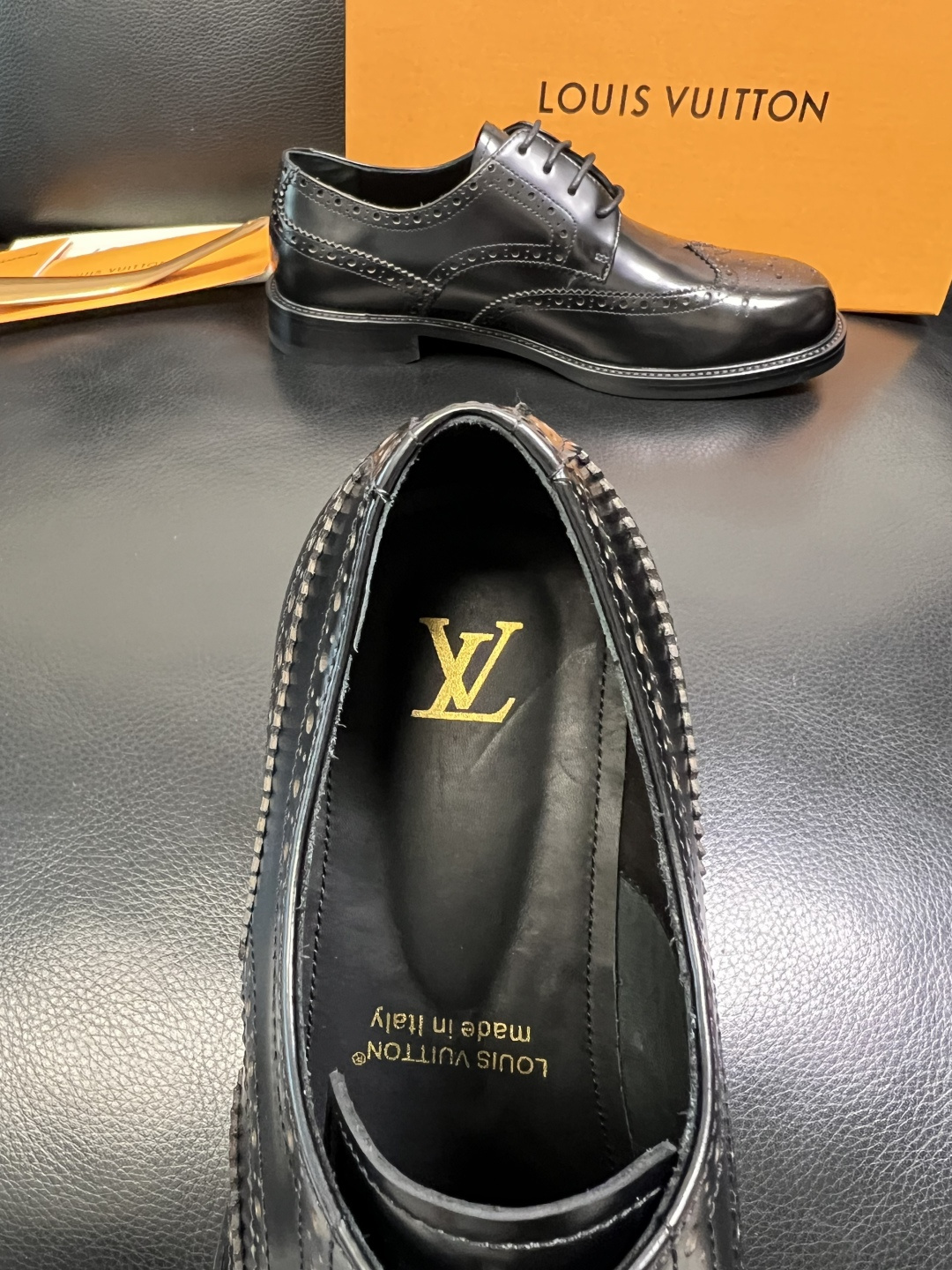 Lv 高品质 顶级工艺品 路易威登 皮鞋专柜同步原厂配置，鞋面意大利进口，进口水染牛皮内里，鞋底：原厂特