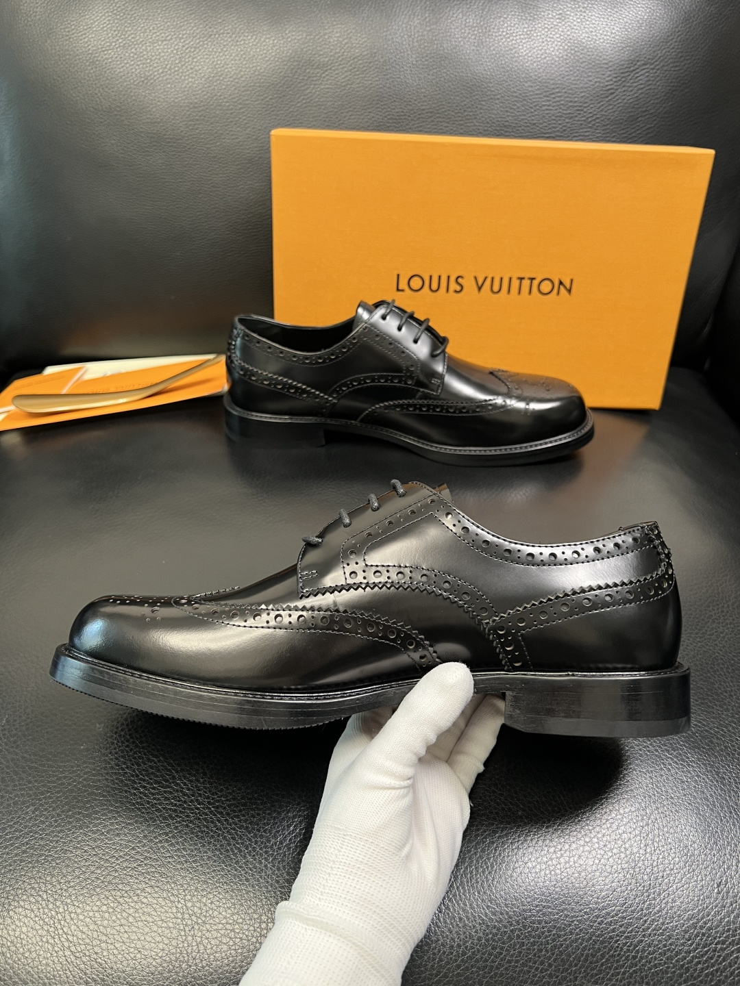 Lv 高品质 顶级工艺品 路易威登 皮鞋专柜同步原厂配置，鞋面意大利进口，进口水染牛皮内里，鞋底：原厂特