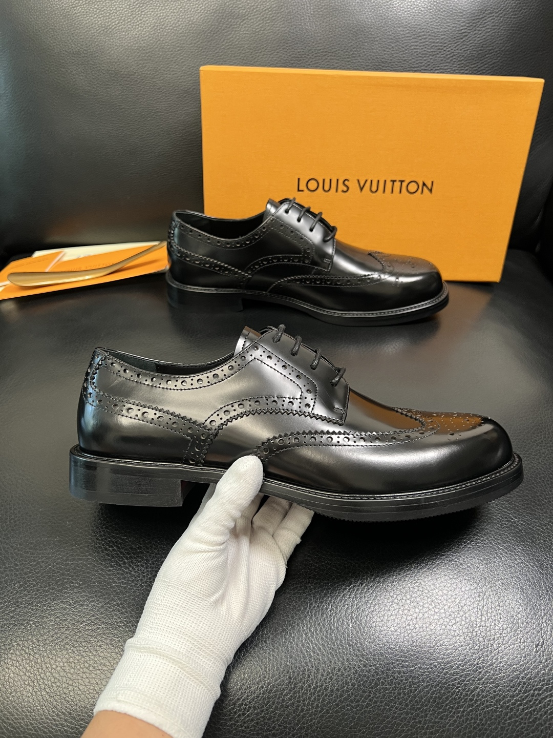 Lv 高品质 顶级工艺品 路易威登 皮鞋专柜同步原厂配置，鞋面意大利进口，进口水染牛皮内里，鞋底：原厂特