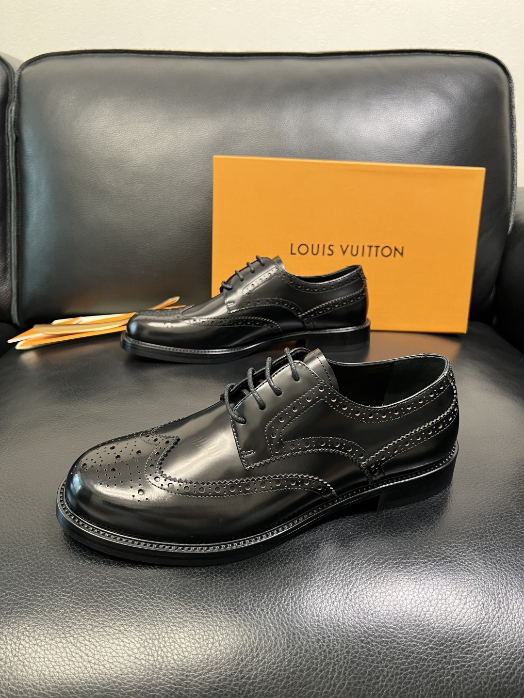 Lv 高品质 顶级工艺品 路易威登 皮鞋专柜同步原厂配置，鞋面意大利进口，进口水染牛皮内里，鞋底：原厂特